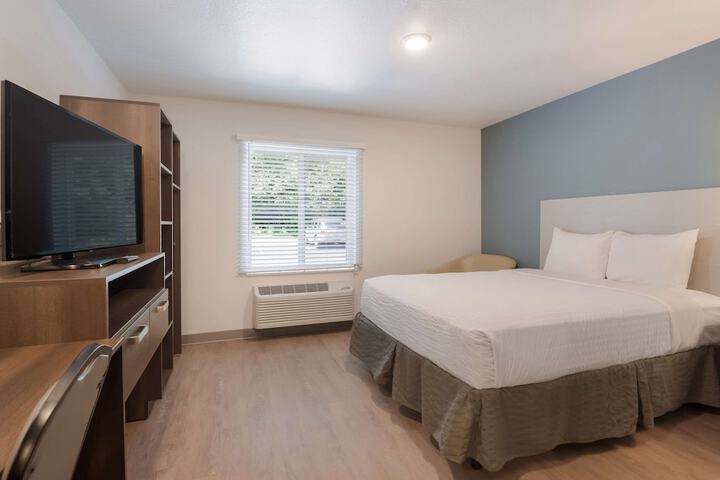 1 Queen Bed (5 of 18)