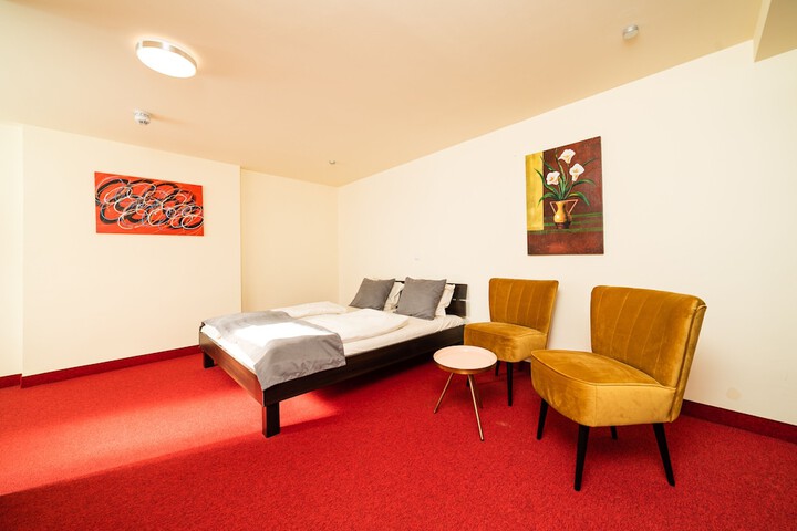 Room 10 of 16