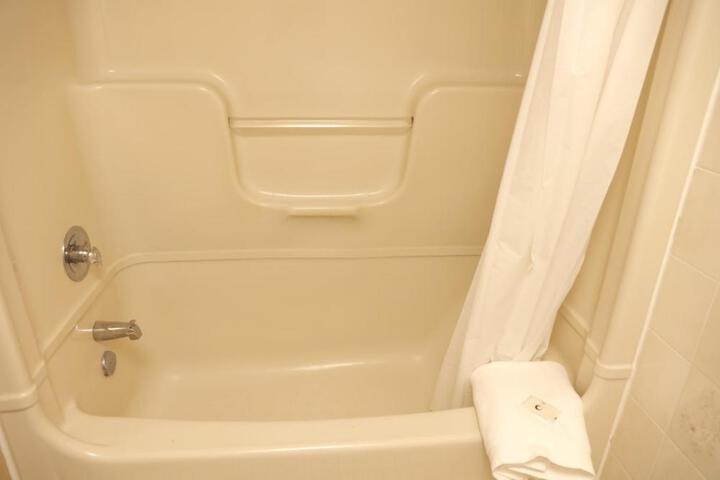 Classic Room 1 Queen Bed (7 of 16)