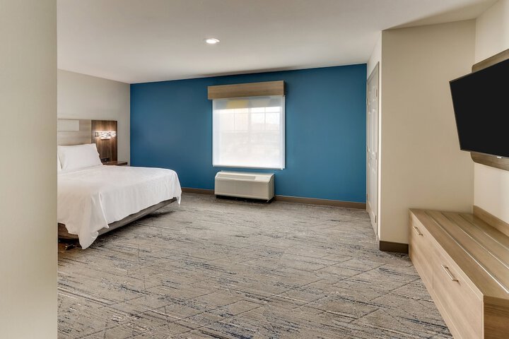 1 King Bed (10 of 18)
