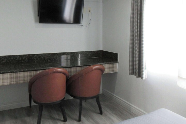 1 Queen Bed (3 of 11)
