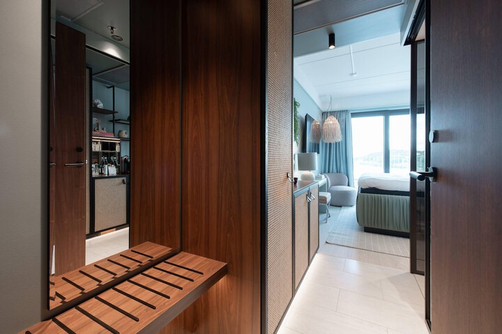Room 27 of 64