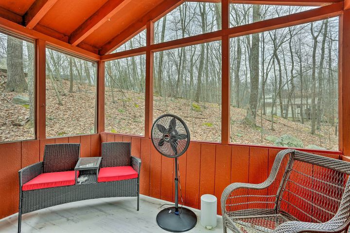 4 Mi to Tubing: Cozy Bushkill Cabin w / Deck!