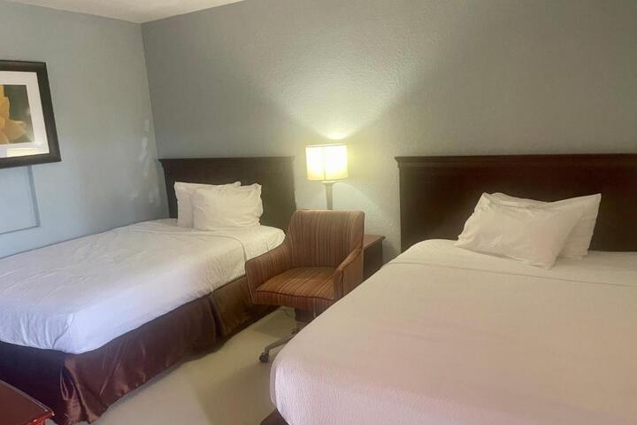 1 Queen Bed (9 of 10)