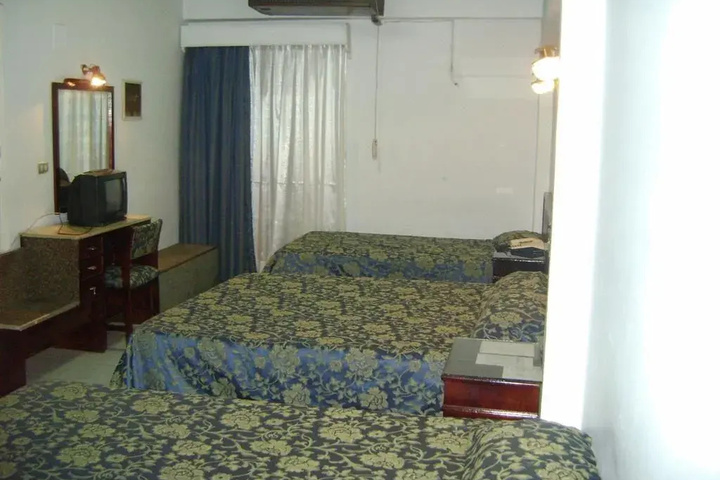 Room 2 of 10