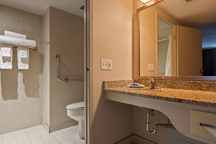 2 Queen Beds West Wing Patio Atrium View Microwave, Refrigerator WiFi (10 of 32)