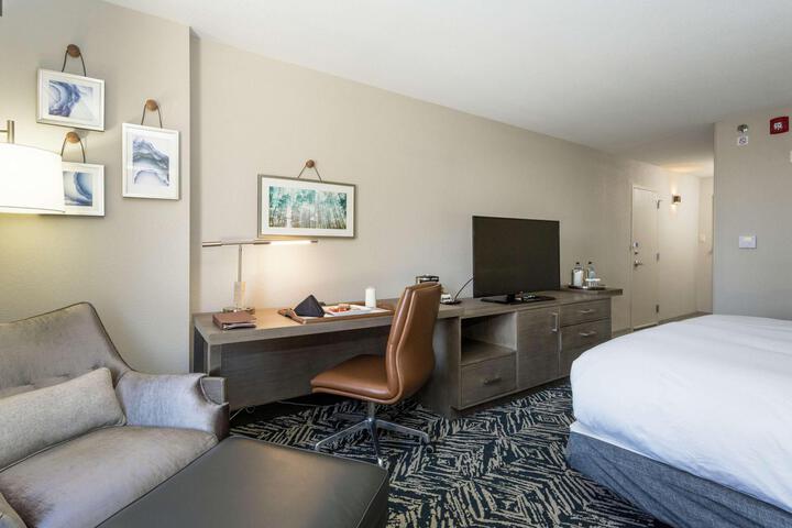 1 King Bed (3 of 12)