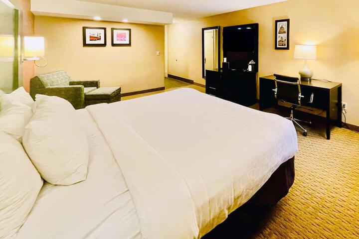 1 King Bed (4 of 13)