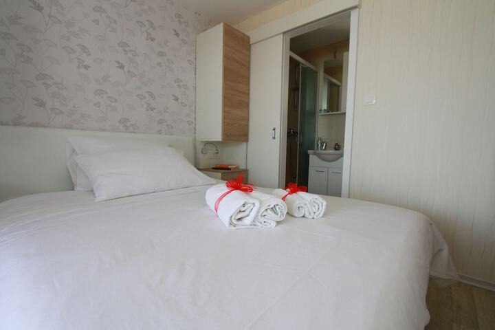 Room 3 of 71
