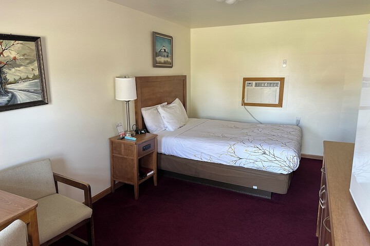 Basic Room 1 Queen Bed (13 of 13)