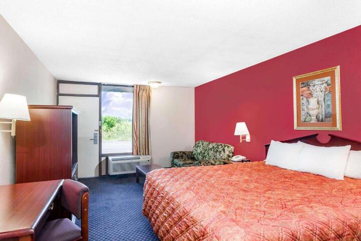 1 King Bed (3 of 10)