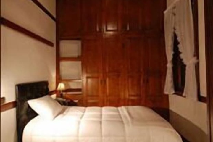 Room 4 of 16