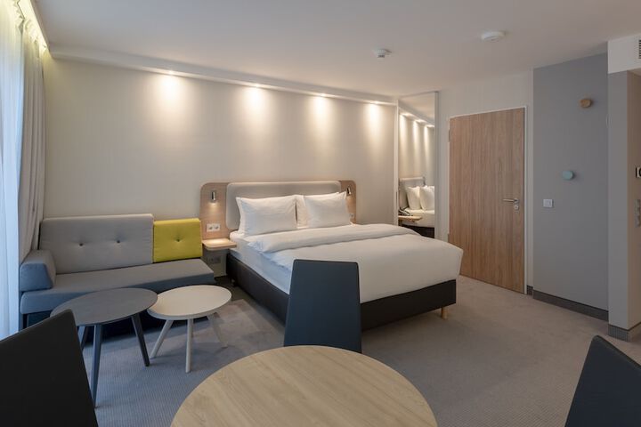 Room 9 of 42