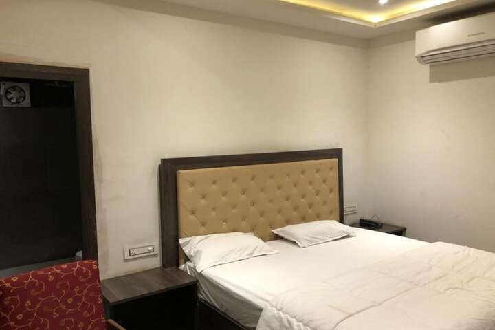 Room 6 of 15