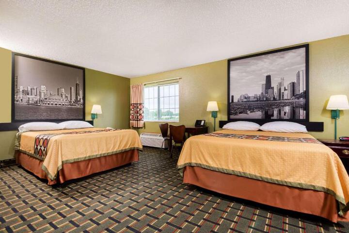 3 Queen Beds Studio Suite (1 of 9)