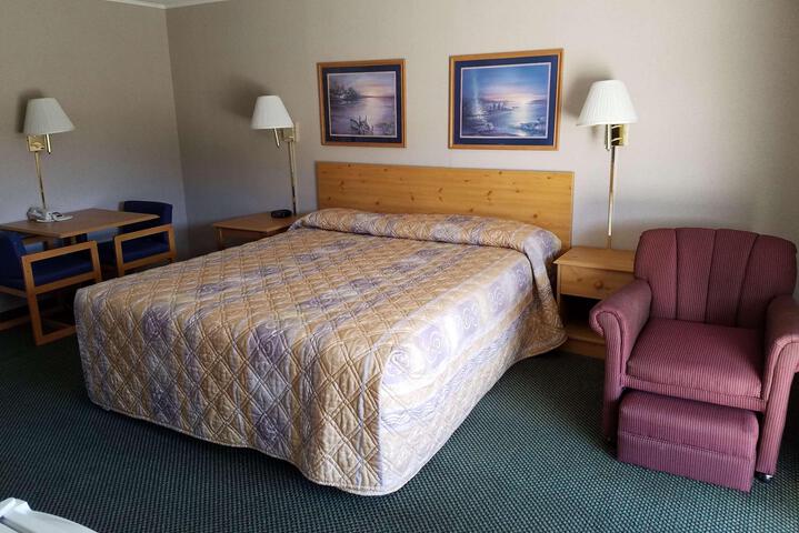 1 King Bed (2 of 4)