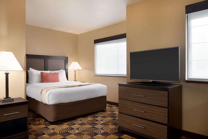 1 Queen Bed Studio Suite (7 of 7)