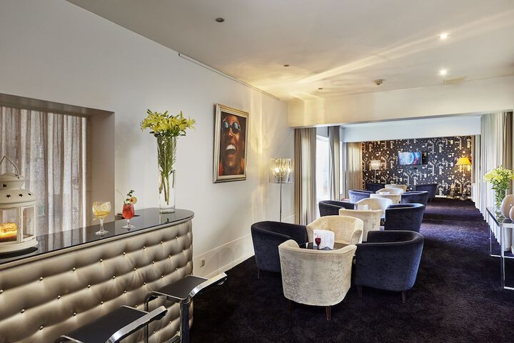 Lounge 65 of 89