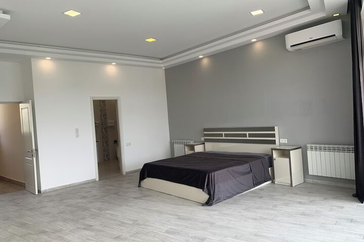 Room 4 of 17