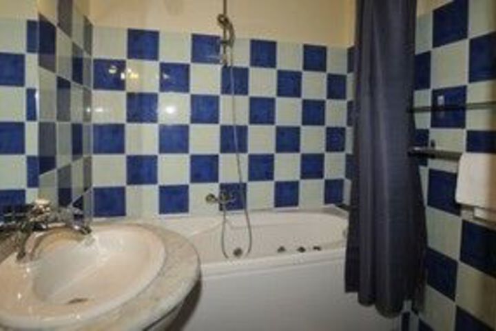 Room 2 of 10