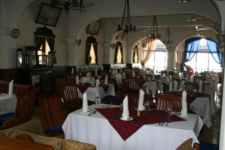Dining 16 of 21