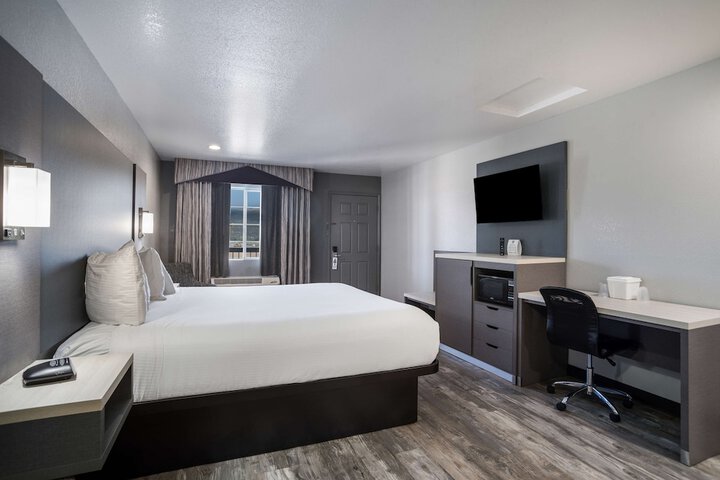 1 King Bed (10 of 14)