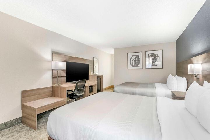 2 Queen Beds (12 of 12)