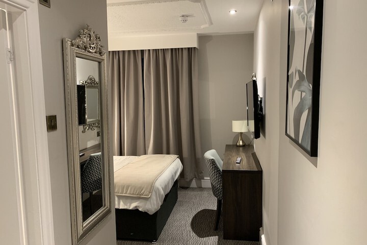 Room 2 of 105