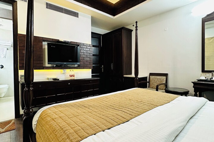 Room 5 of 8