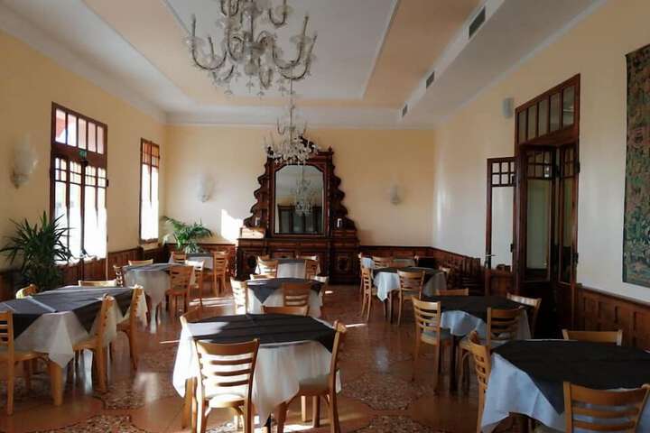 Dining 17 of 22