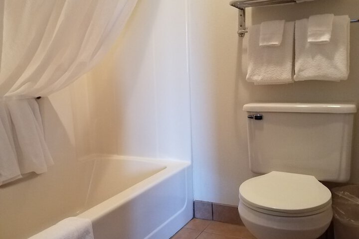 1 Queen Bed (9 of 26)