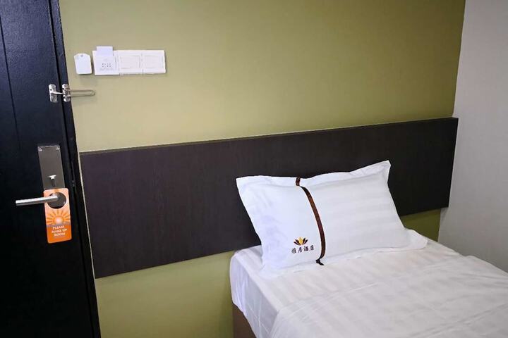Room 9 of 33