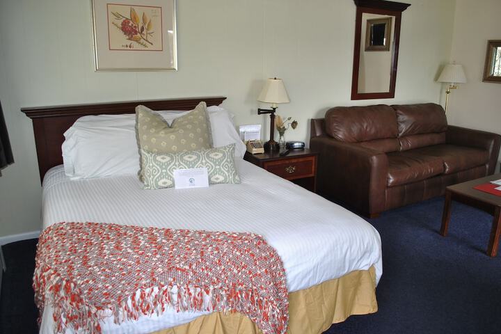 Signature House 1 Queen Bed Balcony Lake View (3 of 9)