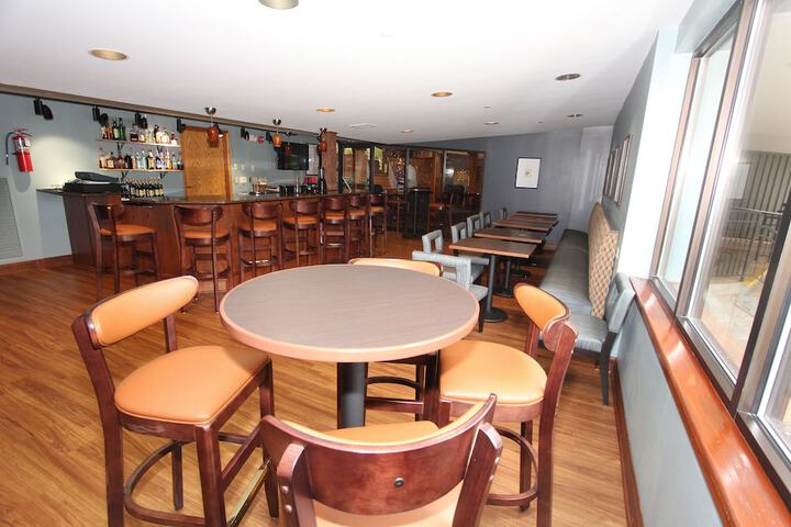 Lounge 109 of 121