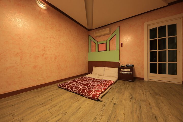 Room 5 of 22