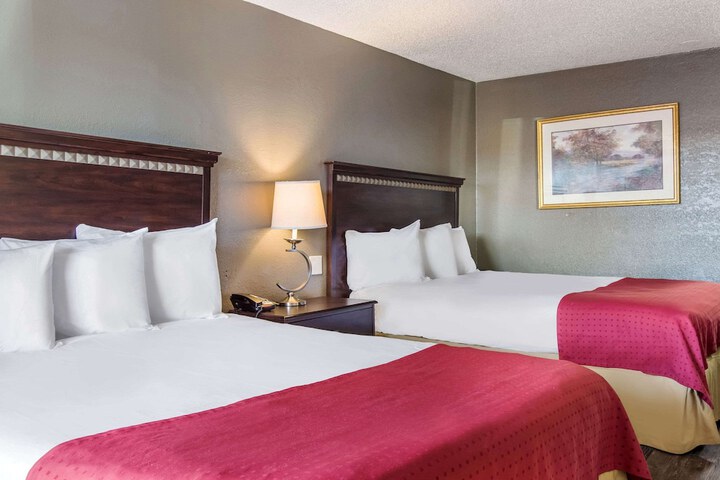 2 Queen Beds (6 of 7)
