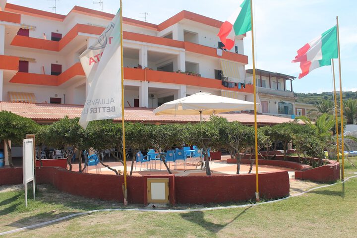 Hotel Exterior 32 of 38