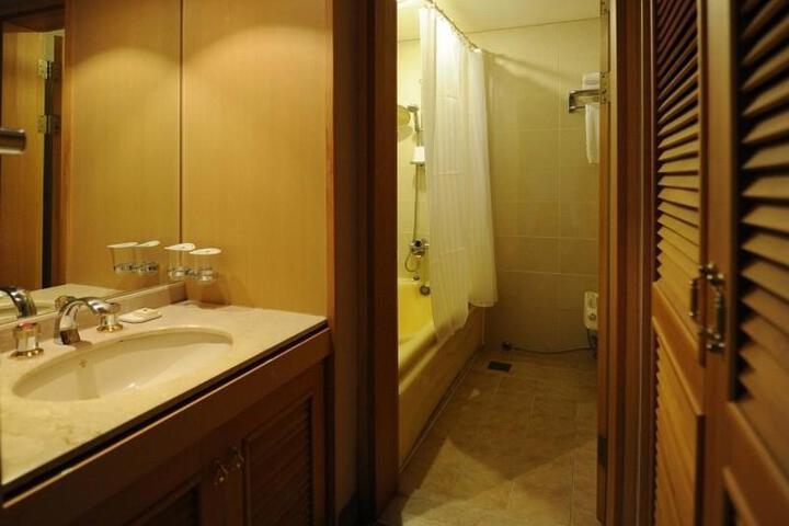 Room 2 of 34