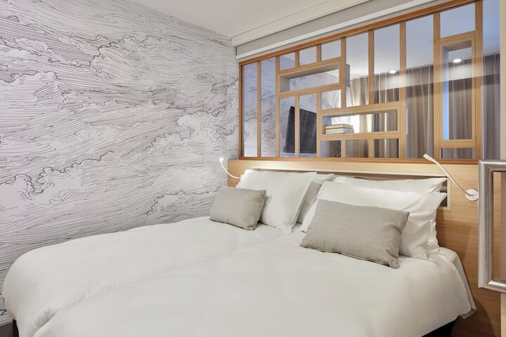 Room 4 of 16
