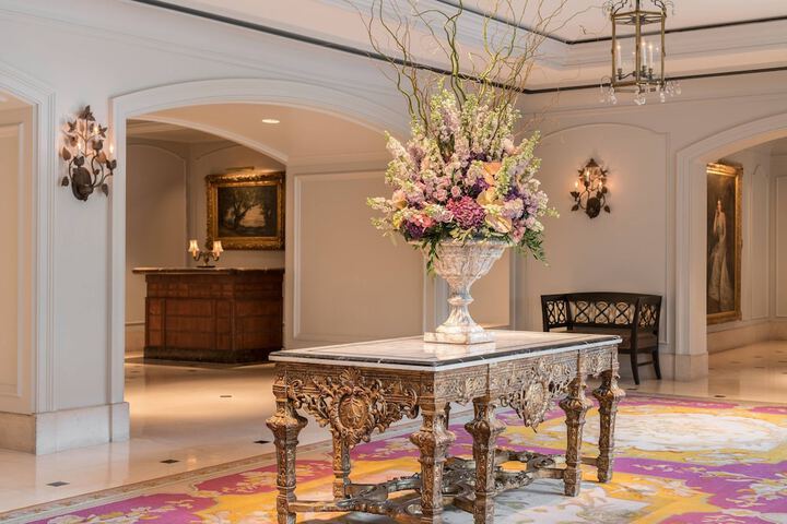 Lobby lounge