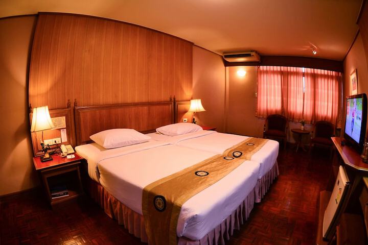 Room 10 of 32