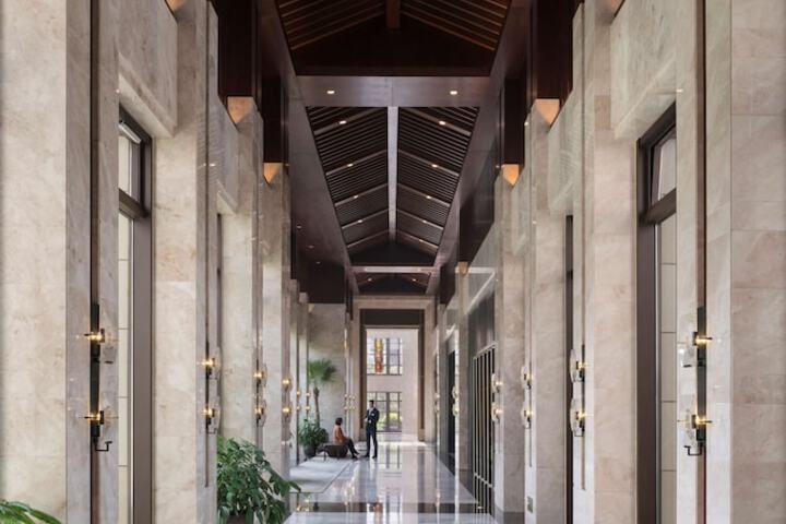 Entrance & Lobby