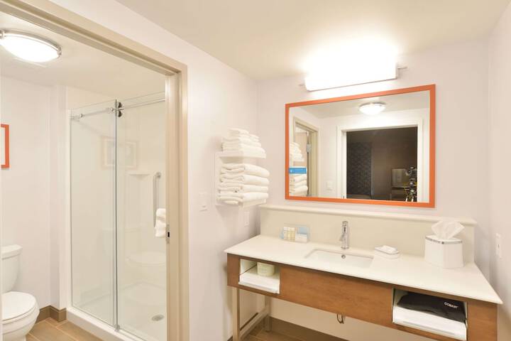 2 Queen Beds Mobility Accessible with Tub (16 of 16)