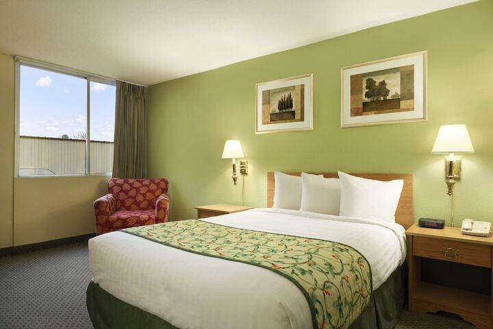 1 Queen Bed Accessible Room (2 of 8)