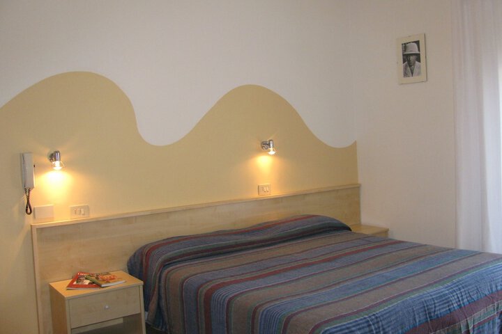 Room 12 of 27