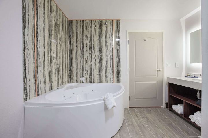 2 Queen Beds Suite Upgrade (2 of 35)