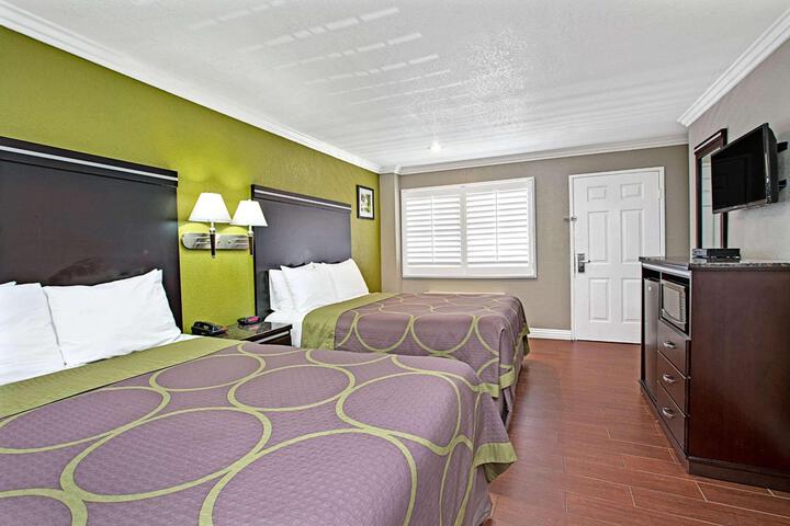 1 Queen Bed (9 of 19)