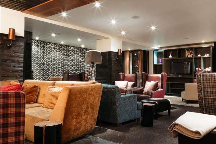 Lounge 38 of 57