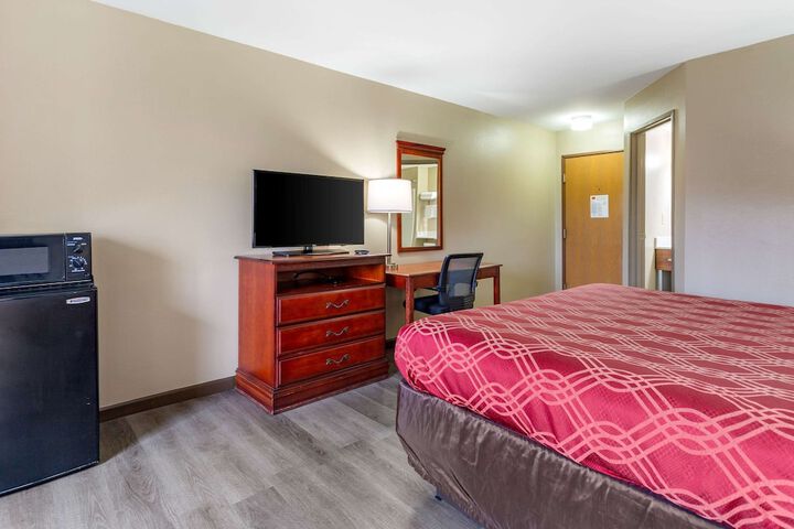1 King Bed (3 of 6)