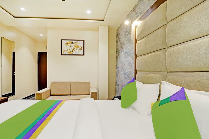 Room 10 of 32